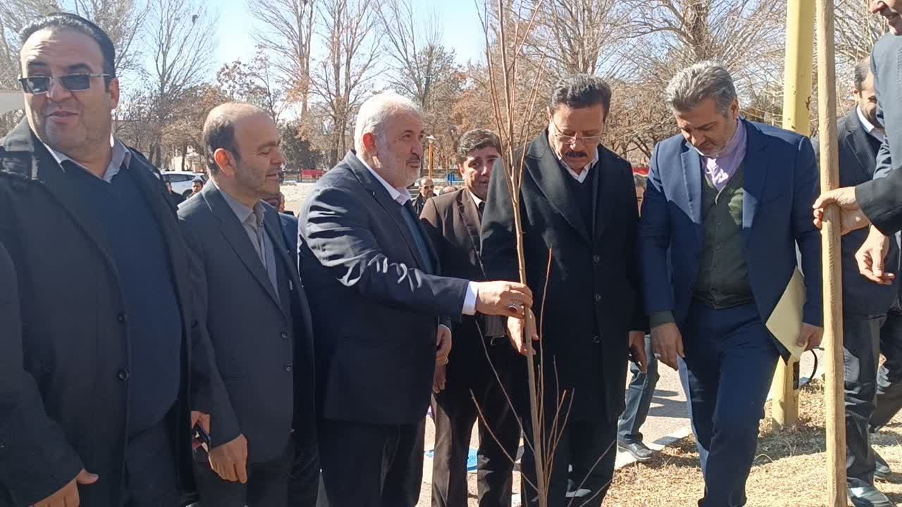 کاشت نهال توسط وزیر نیرو در پارک شهید بهشتی سراب بمناسبت روز درختکاری